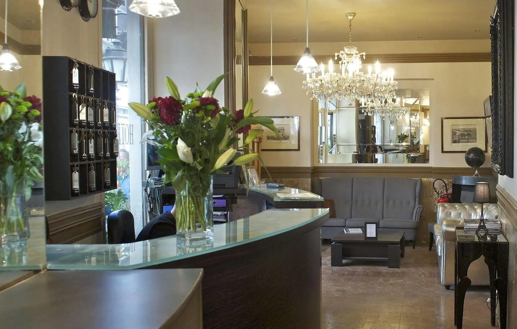 Petit Saint-honore Hotel